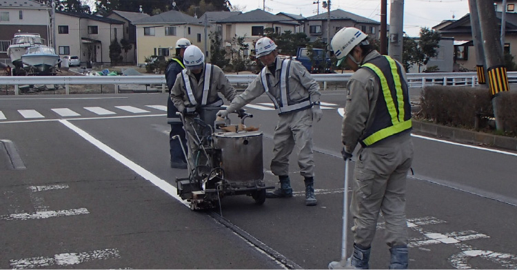 写真：路面標示車道中央線施工中